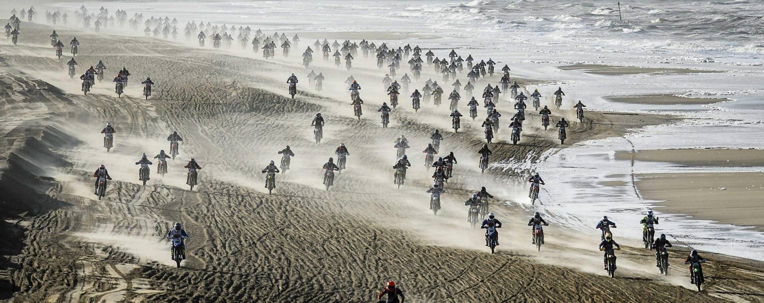I risoluti piloti di motocross della Red Bull Knock Race si danno battaglia sulla spiaggia dell&#39;Aia. (Epa)